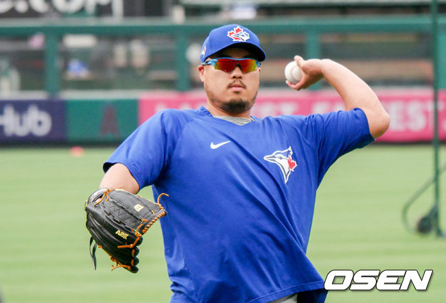 [OSEN=애너하임, 이사부 통신원] 토론토 블루제이스의 류현진이 12일(한국시간) 에인절 스타디움에서 벌어진 LA 에인절스와의 경기에 앞서 캐치볼을 하고 있다. 2021.08.12 / lsboo@osen.co.kr