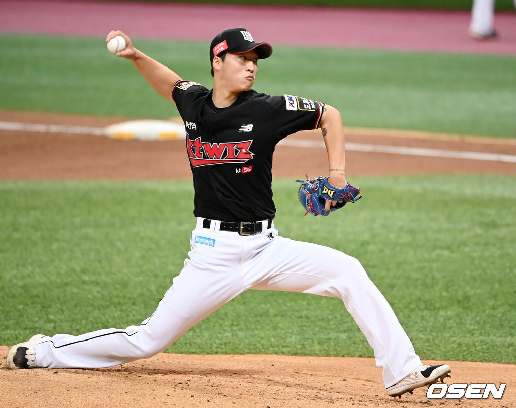 12일 서울 고척스카이돔에서 ‘2021 신한은행 SOL KBO 리그’ 키움 히어로즈와 KT 위즈의 경기가 열렸다.1회말 KT 엄상백이 역투하고 있다. 2021.08.12/ youngrae@osen.co.kr