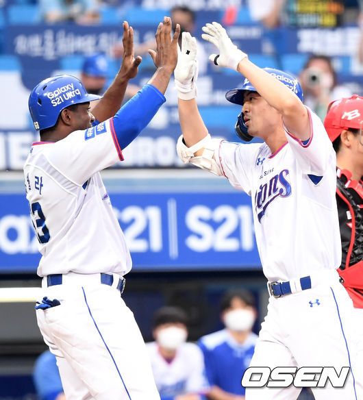 10일 오후 대구 삼성라이온즈파크에서 ‘2021 신한은행 SOL KBO리그’ 삼성 라이온즈와 KIA 타이거즈의 경기가 열렸다.1회말 1사 1루 삼성 구자욱이 선취 좌월 투런포를 때려낸 뒤 피렐라와 기뻐하고 있다. 2021.06.10 /cej@osen.co.kr