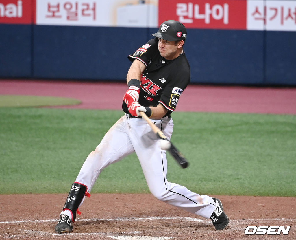 8회초 2사 1루 KT 호잉이 안타를 때려내고 있다. 2021.08.12/ youngrae@osen.co.kr