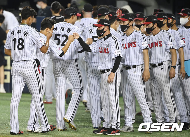 LG 트윈스가 순조로운 후반기 출발을 알렸다. 승리를 거둔 LG 류지현 감독이 선수들과 기뻐하고 있다. 2021.08.10/ youngrae@osen.co.kr