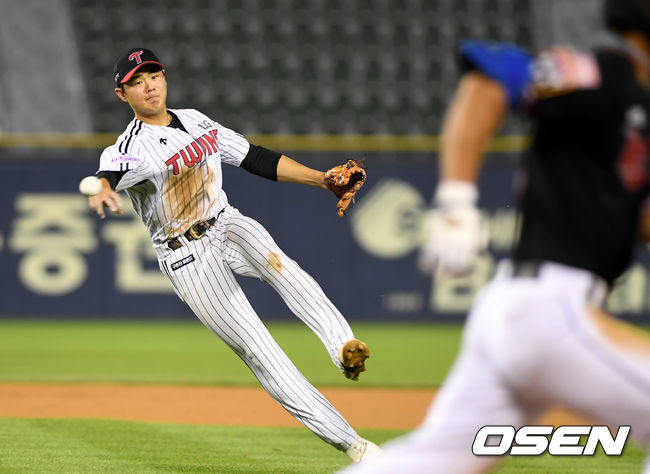 7회초 2사 KT 김건형의 땅볼 타구를 LG 2루수 이영빈이 1루로 송구하고 있다. 김건형은 1루에서 포스아웃. 원심은 세이프였으나 LG 측의 비디오 판독 요쳥 결과 원심 번복됐다. 2021.06.30 /cej@osen.co.kr