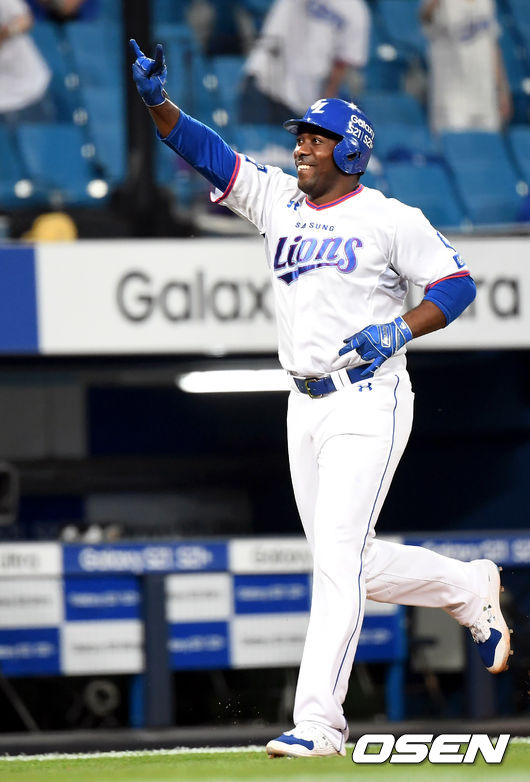 10일 오후 대구 삼성라이온즈파크에서 ‘2021 신한은행 SOL KBO리그’ 삼성 라이온즈와 KIA 타이거즈의 경기가 열렸다.7회말 2사 1루 삼성 피렐라가 우월 투런 홈런을 때려낸 뒤 베이스를 돌고 있다. 2021.06.10 /cej@osen.co.kr