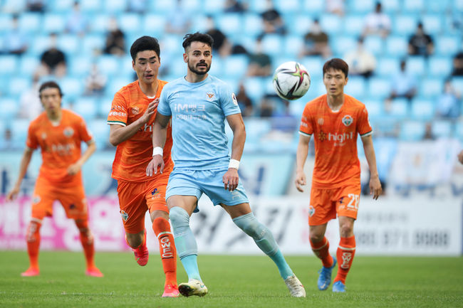 DGB대구은행파크/ K리그1/ 대구FC  vs 강원FC/ 강원 서민우, 대구 세징야/ 경합/ 사진 윤경식