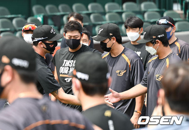 경기에 앞서 한화 새용병 페레즈가 한화 선수단과 상견례를 갖고 노시환과 인사를 나누고 있다. 2021.08.13 