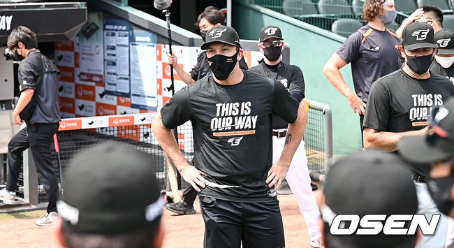 경기에 앞서 한화 새용병 페레즈가 한화 선수단과 상견례를 갖고 인사말을 하고 있다. 2021.08.13 / soul1014@osen.co.kr