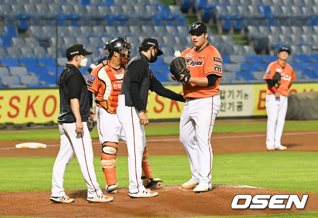 4회초 한화 선발투수 김민우가 강판되고 있다.  2021.08.13 