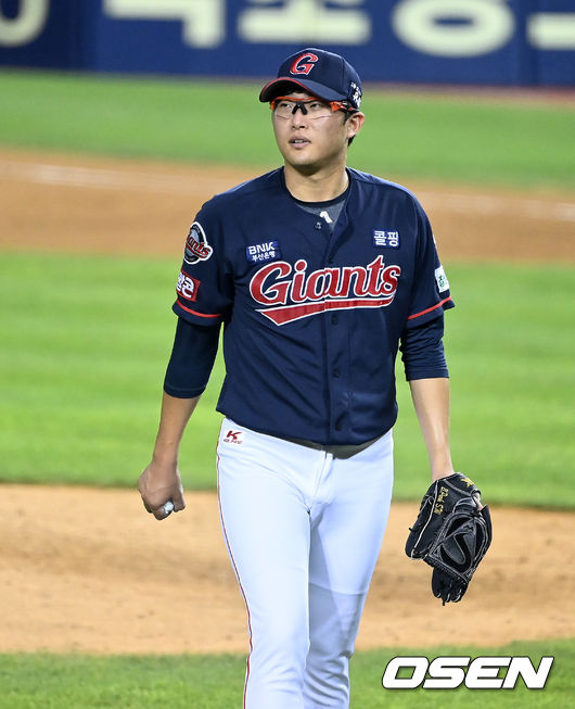 13일 오후 서울 잠실야구장에서 ’2021 신한은행 SOL KBO 리그' LG 트윈스와 롯데 자이언츠의 경기가 열렸다.8회말 수비를 마친 롯데 박세웅이 미소를 지으며 더그아웃으로 가고 있다. 2021.08.13 /sunday@osen.co.kr