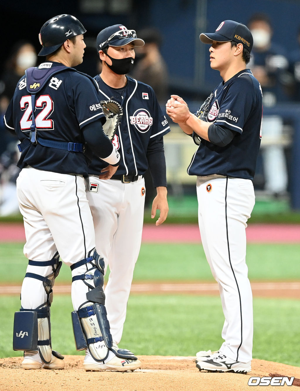 13일 오후 서울 고척 스카이돔에서 ‘2021 신한은행 SOL KBO 리그’ 키움 히어로즈와 두산 베어스의 경기가 열렸다.3회초 2사 주자 1,2루 키움 김혜성에게 중견수 앞 1타점 적시타를 허용한 두산 선발 최원준이 정재훈 투수코치와 얘기를 나누고 있다. 21.08.13/rumi@osen.co.kr