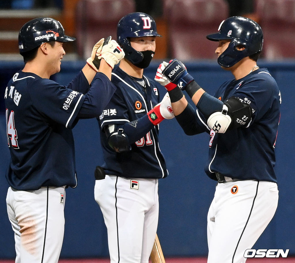 7회초 무사 주자 2루 두산 강승호가 좌월 투런포를 날린 후 홈을 밟고 있다..21.08.13/rumi@osen.co.kr