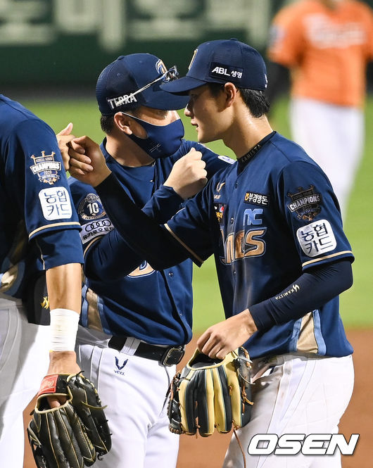 경기종료 후 NC 이동욱 감독이 데뷔 첫 안타를 날린 김주원을 축하해주고 있다.  2021.08.13 / soul1014@osen.co.kr
