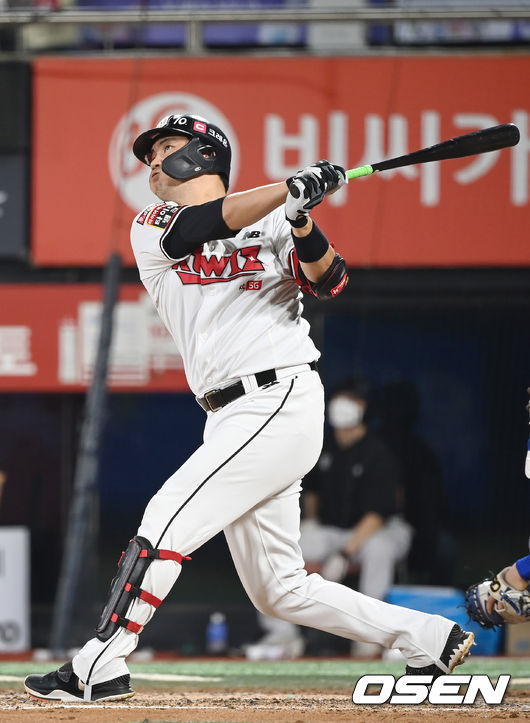 13일 오후 수원 KT위즈파크에서 '2021 신한은행 SOL KBO리그' KT 위즈와 삼성 라이온즈의 경기가 열렸다.7회말 2사 1,2루 KT 장성우가 역전 스리런 홈런을 때려내고 있다. 2021.08.13/youngrae@osen.co.kr