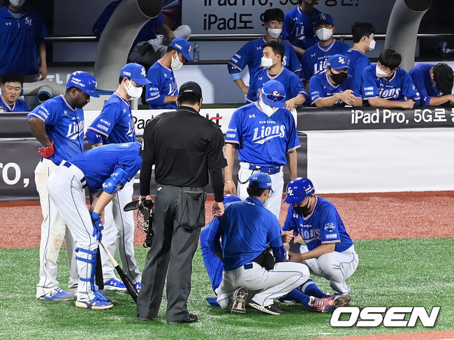 13일 오후 수원 KT위즈파크에서 '2021 신한은행 SOL KBO리그' KT 위즈와 삼성 라이온즈의 경기가 열렸다.4회초 1사 1루 삼성 박해민이 사구에 맞은 뒤 몸 상태를 체크하고 있다. 2021.08.13/youngrae@osen.co.kr