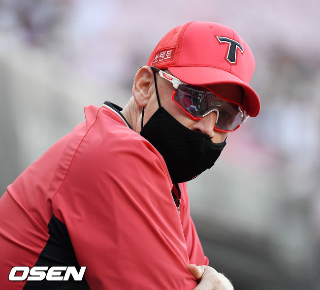 KIA 맷 윌리엄스 감독이 덕아웃에서 생각에 잠겨 있다. 2021.07.01 / rumi@osen.co.kr