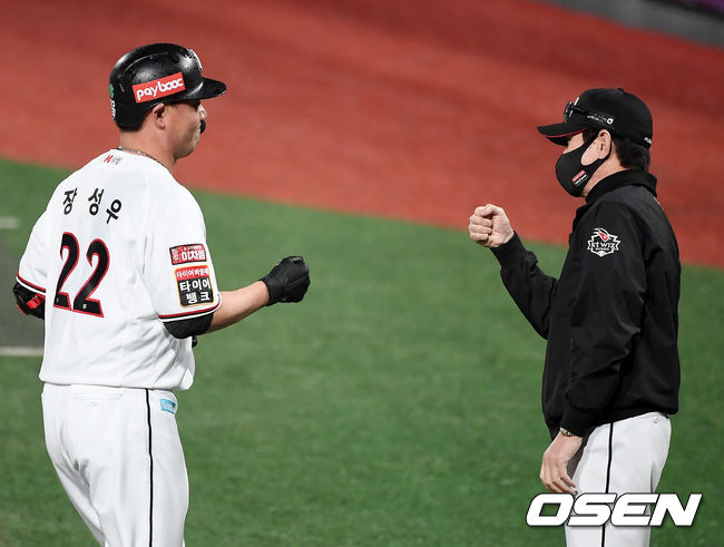 KT는 27일 수원KT위즈파크에서 열린 ‘2021 신한은행 SOL KBO리그’ SSG와 시즌 5차전에서 연장 10회 승부 끝에 6-5 승리를 거뒀다. 전날(26일) 연장 12회 접전 끝에 5-9로 패한 KT는 2연패 탈출 성공. 7연승을 노리던 SSG의 기세를 꺾었다.KT 이강철 감독이 끝내기 안타를 때린 장성우와 기뻐하고 있다. 2021.05.27 /youngrae@osen.co.kr