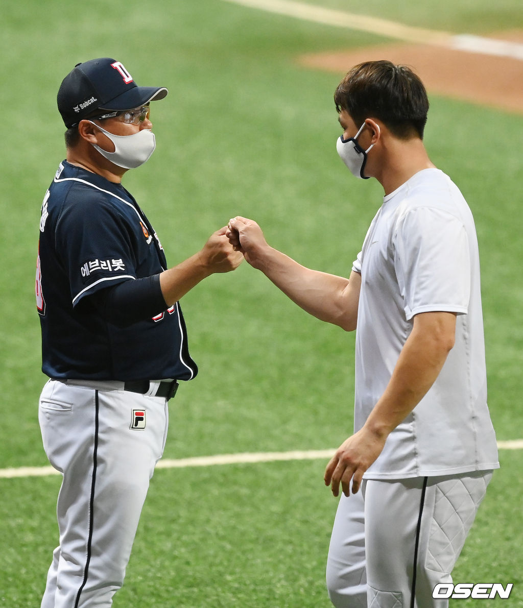 경기를 마치고 두산 김재환과 김태형 감독이 하이파이브를 하고 있다. 21.08.13/rumi@osen.co.kr