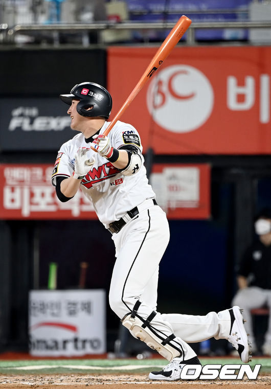 13일 오후 수원 KT위즈파크에서 '2021 신한은행 SOL KBO리그' KT 위즈와 삼성 라이온즈의 경기가 열렸다.6회말 1사 1루 KT 유한준이 안타를 때려내고 있다. 2021.08.13/youngrae@osen.co.kr