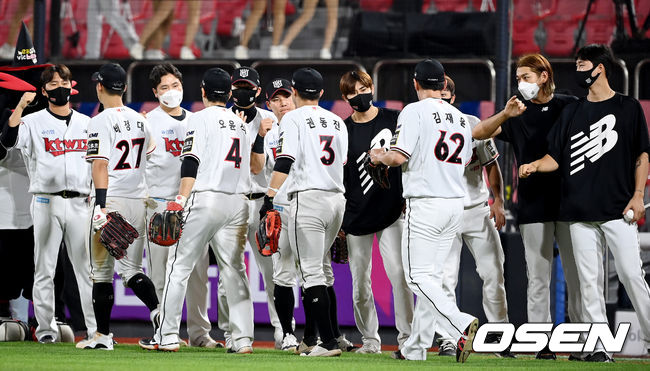 승리를 거둔 KT 선수들이 기뻐하고 있다. 2021.08.13/youngrae@osen.co.kr