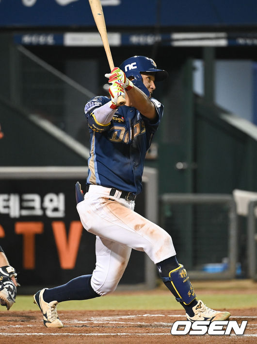 7회초 NC 선두타자 김기환이 2루타를 날리고 있다.  2021.08.13 / soul1014@osen.co.kr