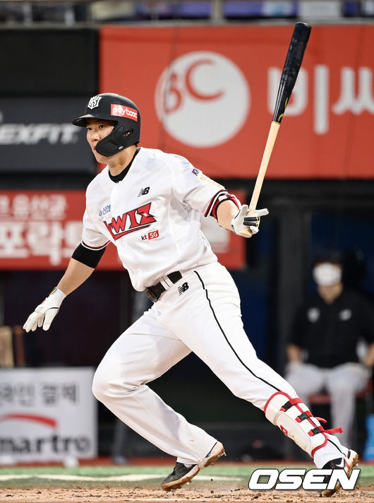 13일 오후 수원 KT위즈파크에서 '2021 신한은행 SOL KBO리그' KT 위즈와 삼성 라이온즈의 경기가 열렸다.2회말 무사 KT 오윤석이 2루타를 때려내고 있다. 2021.08.13/youngrae@osen.co.kr
