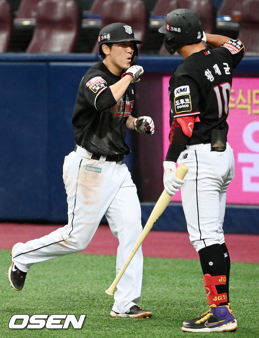 3회초 1사 주자 1루 KT 배정대의 좌익수 앞 선취 1타점 적시타때 오윤석이 홈으로 몸을 날려 세이프 된 후 황재균과 하이파이브를 하고 있다. 21.08.10/rumi@osen.co.kr