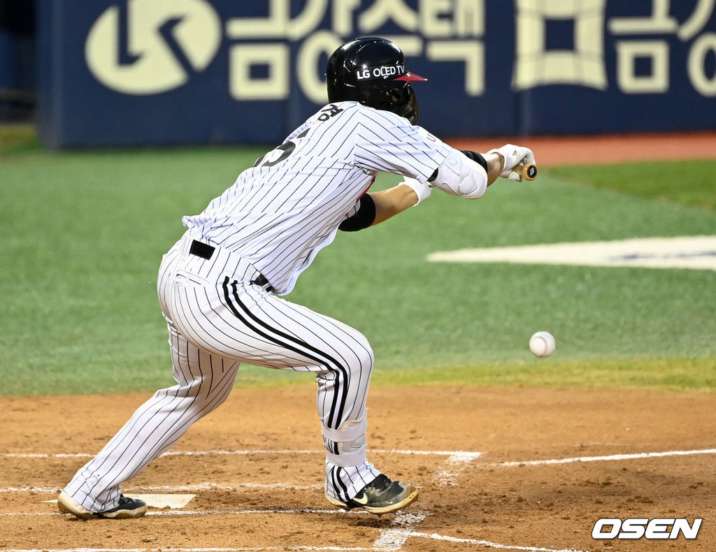 13일 오후 서울 잠실야구장에서 열린 ’2021 신한은행 SOL KBO 리그' LG 트윈스와 롯데 자이언츠의 경기, 4회말 2사에서 LG 문보경이 기습번트를 시도하고 있다. 2021.08.13 /sunday@osen.co.kr