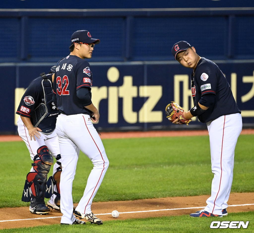 13일 오후 서울 잠실야구장에서 열린 ’2021 신한은행 SOL KBO 리그' LG 트윈스와 롯데 자이언츠의 경기, 4회말 2사에서 LG 문보경의 번트 타구가 내야안타로 이어지자 롯데 박세웅과 한동희가 아쉬운 표정을 짓고 있다. 2021.08.13 /sunday@osen.co.kr