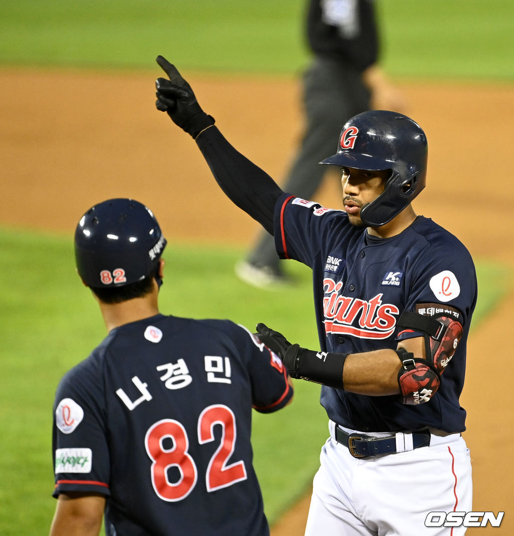 13일 오후 서울 잠실야구장에서 열린 ’2021 신한은행 SOL KBO 리그' LG 트윈스와 롯데 자이언츠의 경기, 5회초 1사 2루에서 롯데 마차도가 우중간 적시타를 치고 환호하고 있다. 2021.08.13 /sunday@osen.co.kr