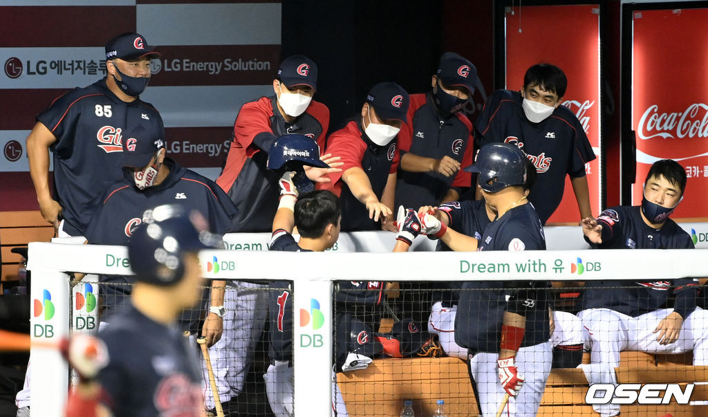 13일 오후 서울 잠실야구장에서 열린 ’2021 신한은행 SOL KBO 리그' LG 트윈스와 롯데 자이언츠의 경기, 5회초 1사 2루에서 롯데 마차도의 우중간 적시타 때 홈을 밟은 2루주자 안중열이 더그아웃에서 동료들의 축하를 받고 있다. 2021.08.13 /sunday@osen.co.kr