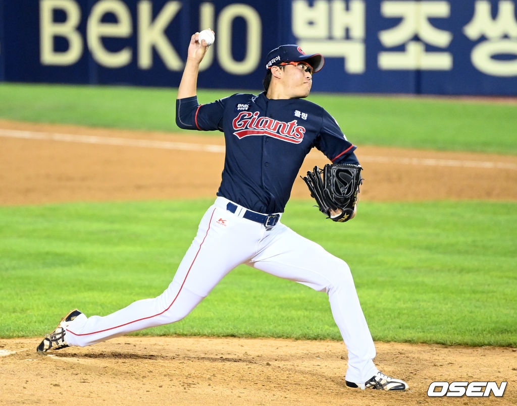 13일 오후 서울 잠실야구장에서 열린 ’2021 신한은행 SOL KBO 리그' LG 트윈스와 롯데 자이언츠의 경기, 8회말 무사에서 롯데 박세웅이 역투하고 있다. 2021.08.13 /sunday@osen.co.kr