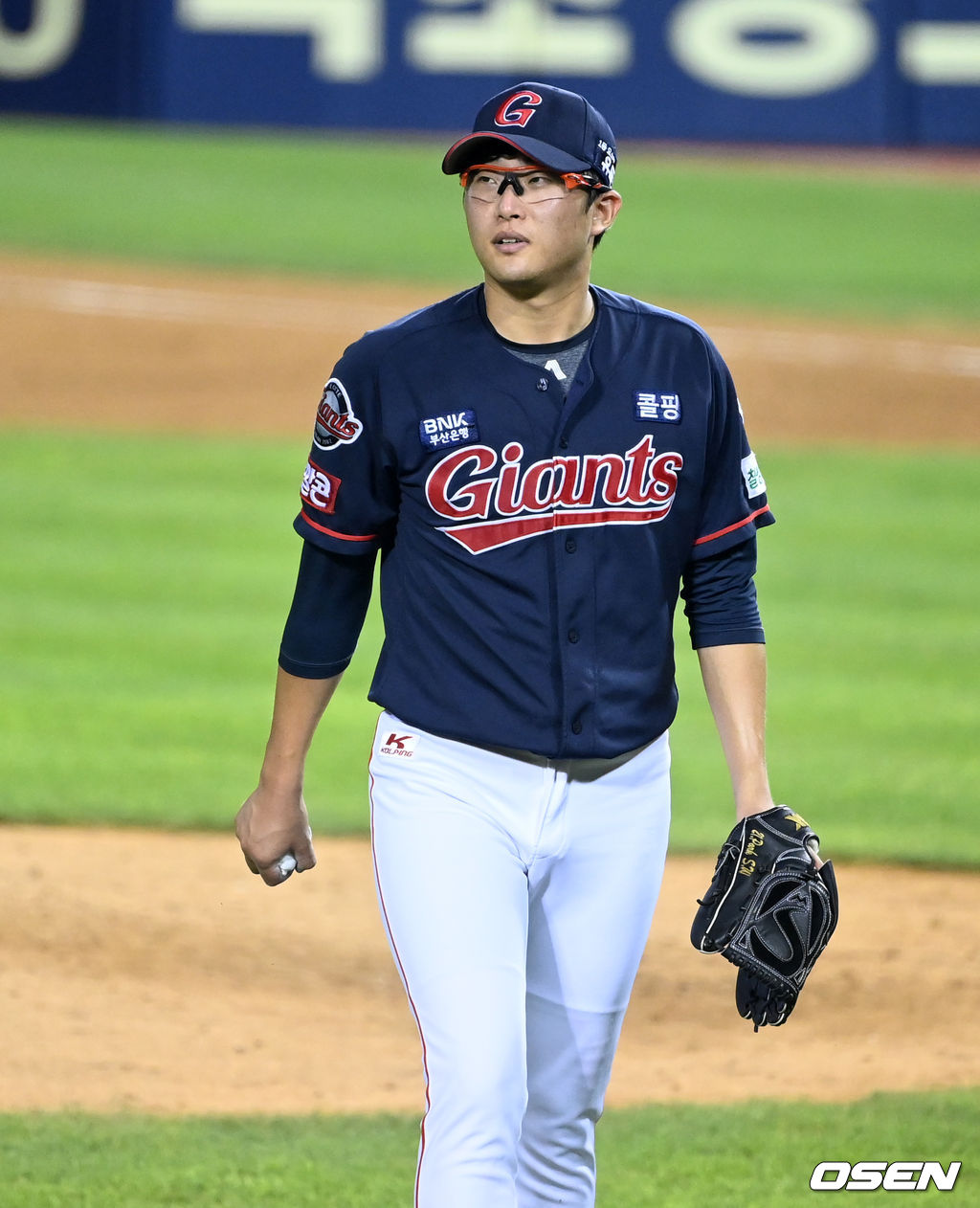 13일 오후 서울 잠실야구장에서 열린 ’2021 신한은행 SOL KBO 리그' LG 트윈스와 롯데 자이언츠의 경기, 8회말 수비를 마친 롯데 박세웅이 미소를 지으며 더그아웃으로 가고 있다. 2021.08.13 /sunday@osen.co.kr