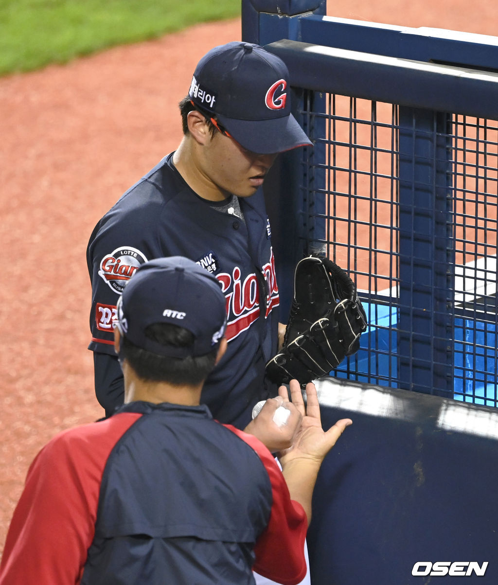13일 오후 서울 잠실야구장에서 열린 ’2021 신한은행 SOL KBO 리그' LG 트윈스와 롯데 자이언츠의 경기, 8회말 수비를 마친 롯데 박세웅이 불펜에서 이용훈 코치와 하이파이브를 하고 있다. 2021.08.13 /sunday@osen.co.kr