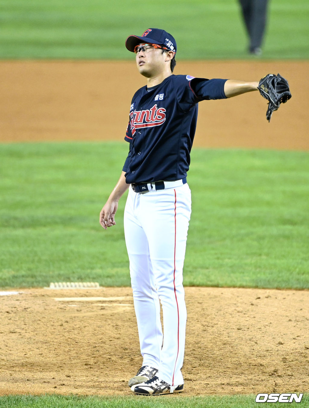 13일 오후 서울 잠실야구장에서 열린 ’2021 신한은행 SOL KBO 리그' LG 트윈스와 롯데 자이언츠의 경기, 9회말 무사에서 롯데 박세웅이 LG 홍창기에게 볼넷을 허용하고 아쉬워하고 있다. 2021.08.13 /sunday@osen.co.kr