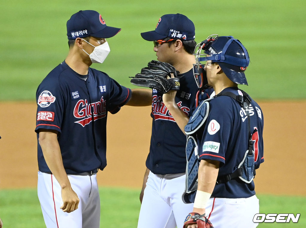 13일 오후 서울 잠실야구장에서 열린 ’2021 신한은행 SOL KBO 리그' LG 트윈스와 롯데 자이언츠의 경기, 9회말 무사 1루에서 롯데 박세웅이 마운드를 내려가며 이용훈 코치의 격려를 받고 있다. 2021.08.13 /sunday@osen.co.kr