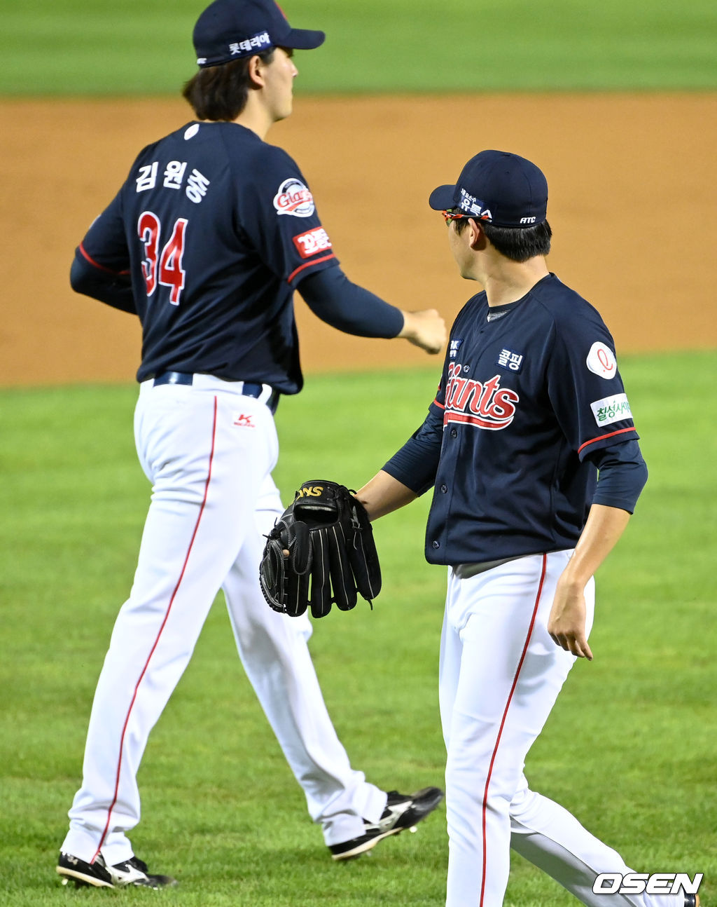 13일 오후 서울 잠실야구장에서 열린 ’2021 신한은행 SOL KBO 리그' LG 트윈스와 롯데 자이언츠의 경기, 9회말 무사 1루에서 롯데 박세웅이 마운드를 내려가며 김원중을 바라보고 있다. 2021.08.13 /sunday@osen.co.kr