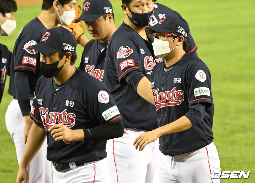 13일 오후 서울 잠실야구장에서 열린 ’2021 신한은행 SOL KBO 리그' LG 트윈스와 롯데 자이언츠의 경기, 종료 후 롯데 박세웅이 동료들과 승리의 기쁨을 나누고 있다. 2021.08.13 /sunday@osen.co.kr