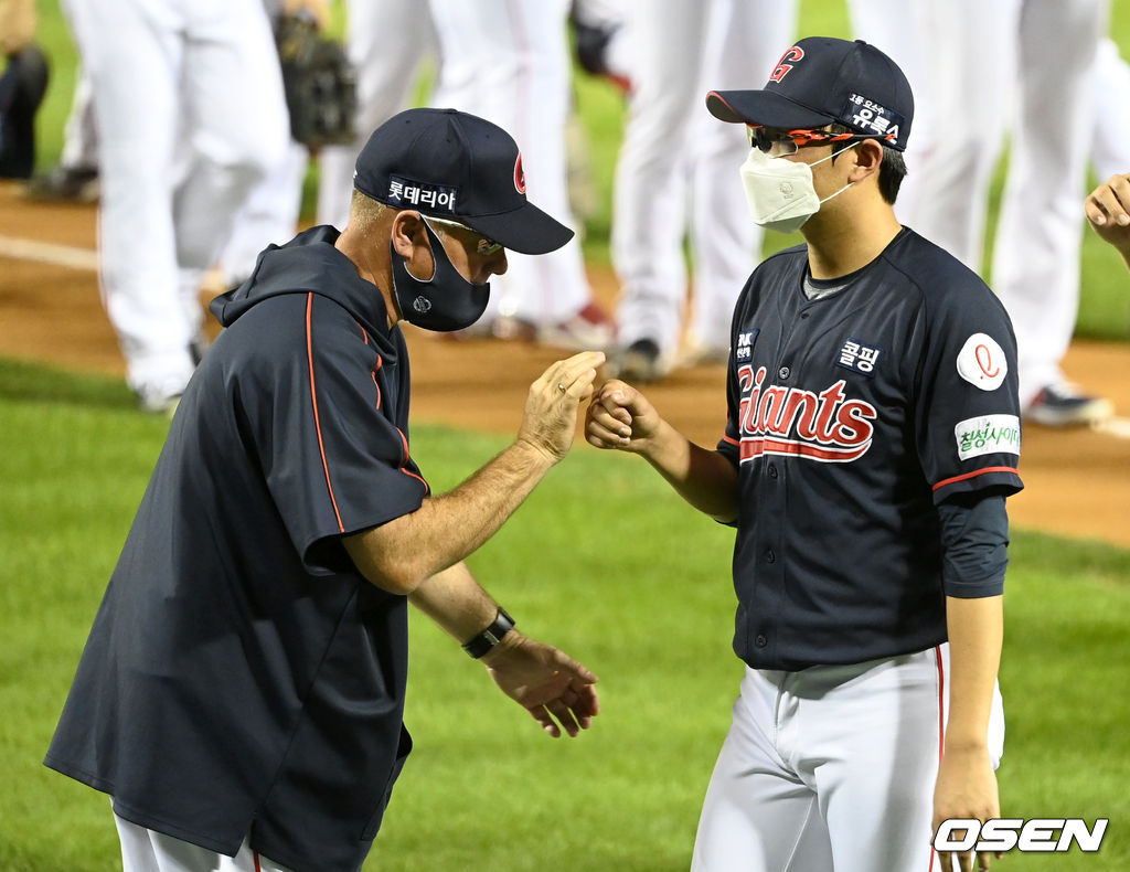 13일 오후 서울 잠실야구장에서 열린 ’2021 신한은행 SOL KBO 리그' LG 트윈스와 롯데 자이언츠의 경기, 종료 후 롯데 박세웅이 서튼 감독과 승리의 기쁨을 나누고 있다. 2021.08.13 /sunday@osen.co.kr