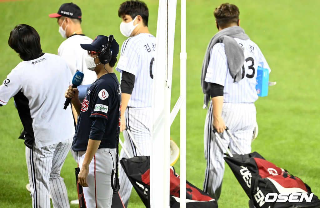 13일 오후 서울 잠실야구장에서 열린 ’2021 신한은행 SOL KBO 리그' LG 트윈스와 롯데 자이언츠의 경기, 종료 후 롯데 박세웅이 방송 인터뷰를 하고 있다. 2021.08.13 /sunday@osen.co.kr