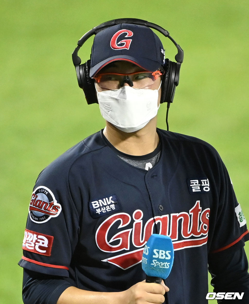 13일 오후 서울 잠실야구장에서 열린 ’2021 신한은행 SOL KBO 리그' LG 트윈스와 롯데 자이언츠의 경기, 종료 후 롯데 박세웅이 방송 인터뷰를 하고 있다. 2021.08.13 /sunday@osen.co.kr