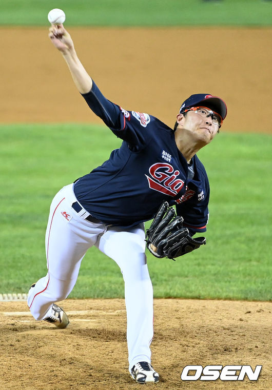 롯데는 13일 서울 잠실구장에서 열린 ‘2021 신한은행 SOL KBO리그’ 정규시즌 LG 트윈스와의 경기에서 2-0으로 승리를 거뒀다. 이로써 롯데는 시즌 35승45패1무를 마크했다. 단독 선두로 올라섰던 LG의 4연승 행진을 저지했다. 시즌 45승33패가 됐다.9회말 무사에서 롯데 박세웅이 역투하고 있다. 2021.08.13 /sunday@osen.co.kr