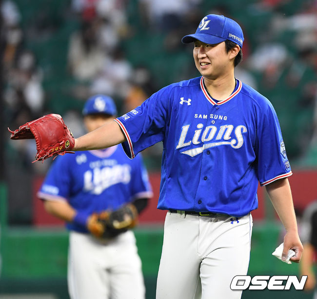 29일 인천 SSG랜더스필드에서 ‘2021 신한은행 SOL KBO리그’SSG 랜더스와 삼성 라이온즈의 경기가 열렸다.4회말 SSG 공격을 막아낸 삼성 선발 최채흥이 더그아웃으로 향하며 야수들과 인사를 나누고 있다. 2021.06.29 / dreamer@osen.co.kr