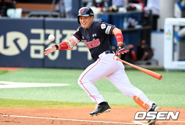 OSEN=잠실 조은정 기자] 14일 오후 서울 잠실야구장에서 ’2021 신한은행 SOL KBO 리그' LG 트윈스와 롯데 자이언츠의 경기가 열렸다.1회초 무사 1루 롯데 손아섭이 내야 번트 안타를 성공하고 있다. 개인 통산 2000안타를 달성했다. 2021.08.14 /cej@osen.co.kr