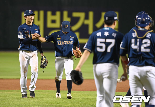 경기종료 후 NC 김주원과 최정원이 하이파이브를 하고 있다.  2021.08.13 / soul1014@osen.co.kr