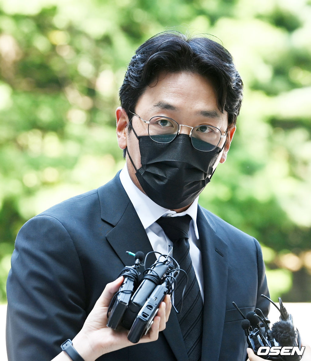 배우 하정우가 법원으로 들어서고 있다. / rumi@osen.co.kr