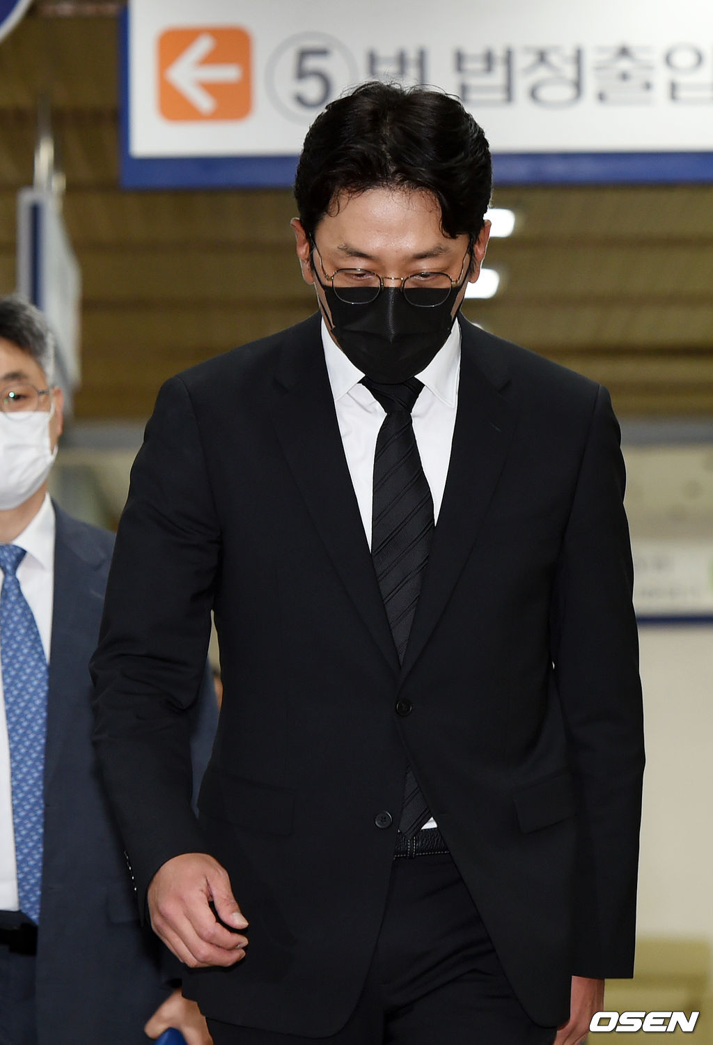 배우 하정우가 법원으로 들어서고 있다. / rumi@osen.co.kr