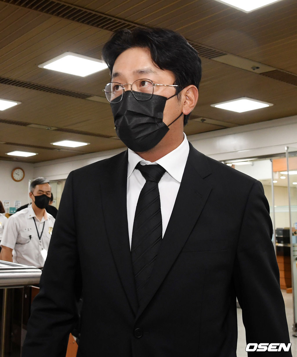 배우 하정우가 법원으로 들어서고 있다. / rumi@osen.co.kr