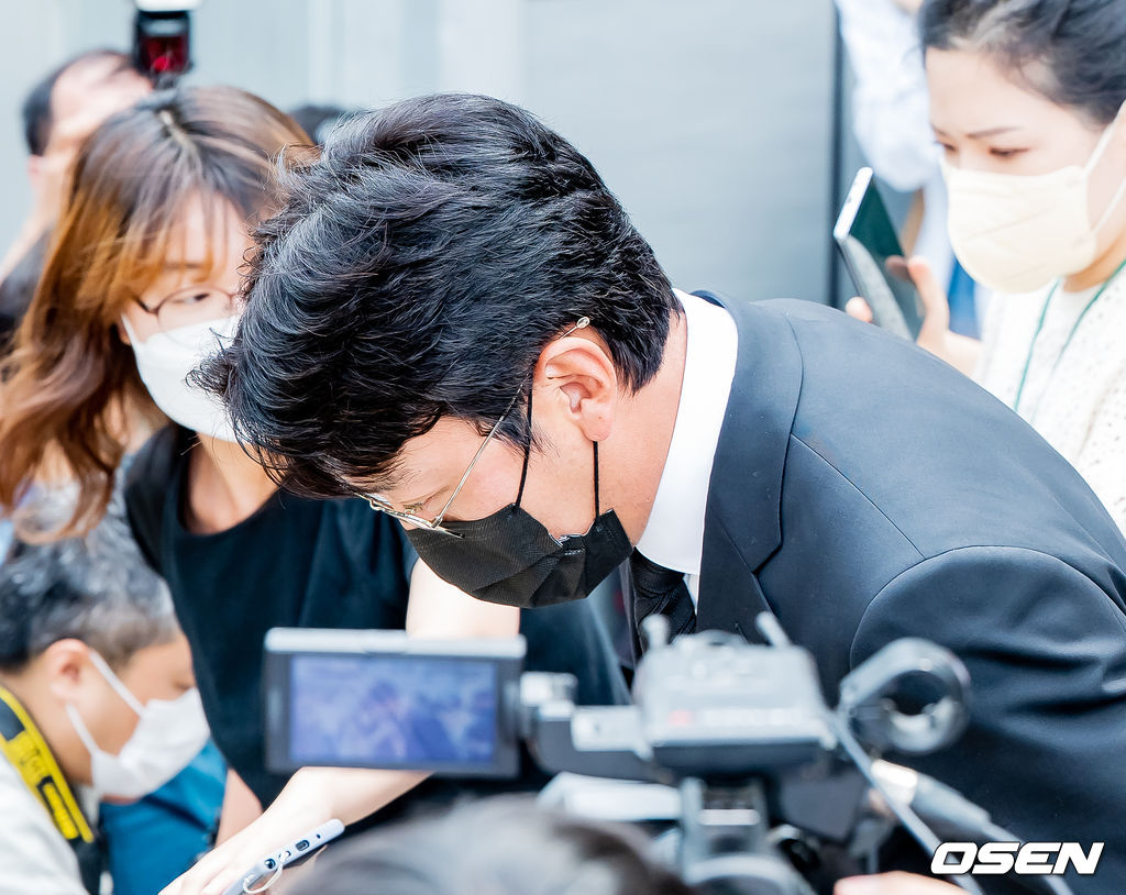 배우 하정우가 법원을 나서던 중 취재진의 질문에 답하며 고개를 숙이고 있다. / rumi@osen.co.kr