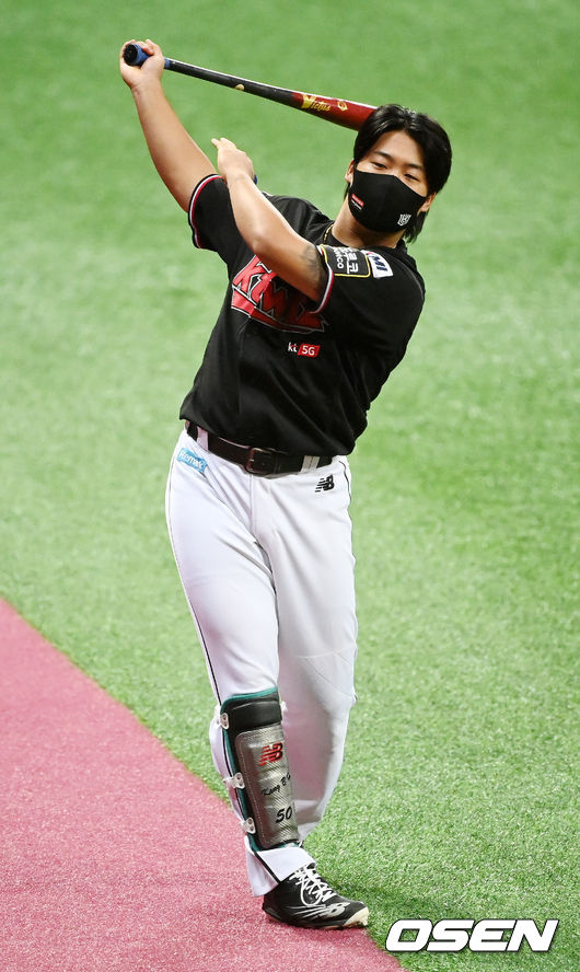 경기 전 KT 강백호가 그라운드 위에서 스윙 연습을 하고 있다. 21.08.10/rumi@osen.co.kr