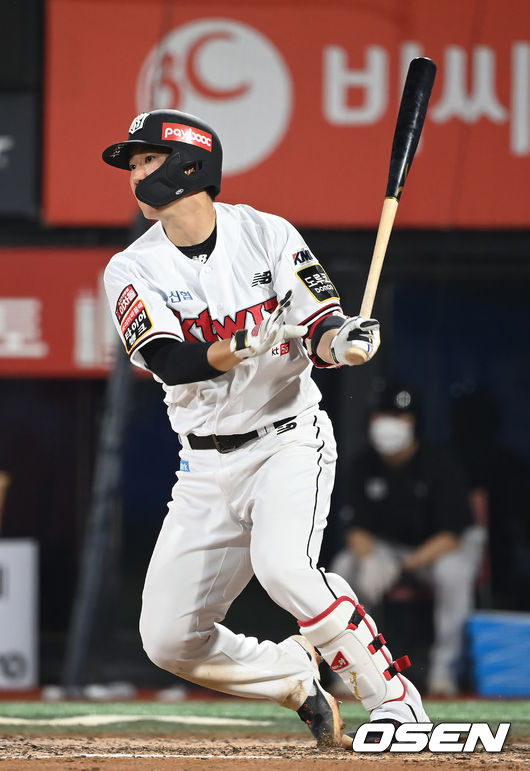 13일 오후 수원 KT위즈파크에서 '2021 신한은행 SOL KBO리그' KT 위즈와 삼성 라이온즈의 경기가 열렸다.7회말 2사 1,3루 KT 오윤석이 적시타를 때려내고 있다. 2021.08.13/youngrae@osen.co.kr