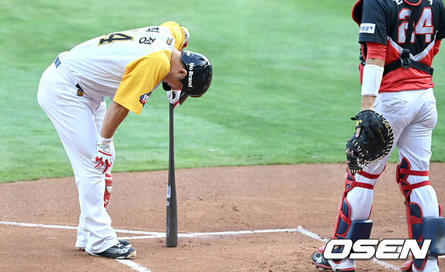 1회말 1사 주자없는 상황 SSG 최정이 몸 맞는 공에 고통스러워하고 있다. 개인통산 287번째 몸 맞는 공. 2021.08.14 / dreamer@osen.co.kr